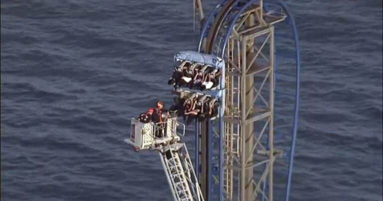 Ocho adolescentes quedaron atrapados en una montaña rusa en pleno ascenso vertical a 30 metros de altura: cuatro horas de pánico durante el rescate