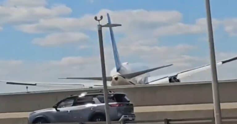 Un avión golpeó un poste de luz y una camioneta cuando iba a aterrizar en Nueva Jersey