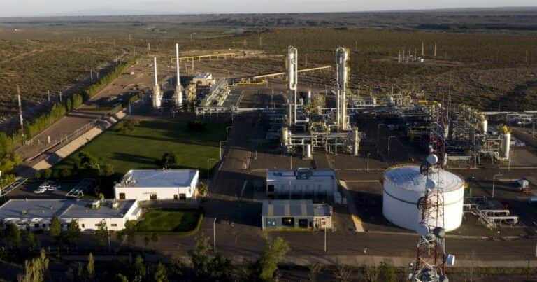 Pese a la mejora de marzo, son más los industriales que ven un panorama adverso que positivo según el Indec