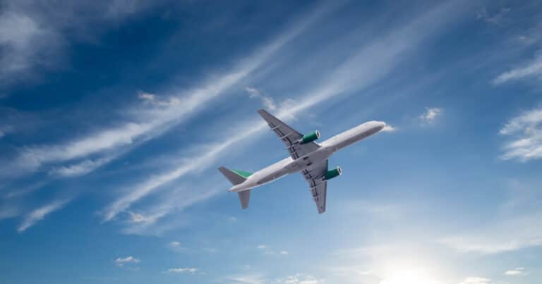 Es estudiante y viaja en avión dos veces por semana para evitar el alquiler: «Tengo más tiempo para estudiar»