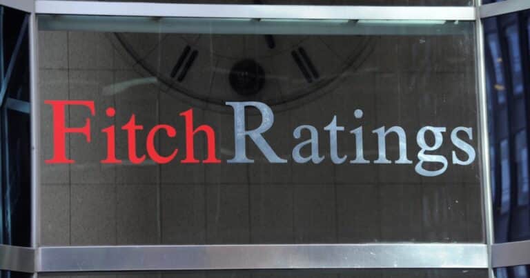 Después de subirle la nota a Argentina, Fitch le mejoró el rating a los bancos: qué dijo del crédito y la mora