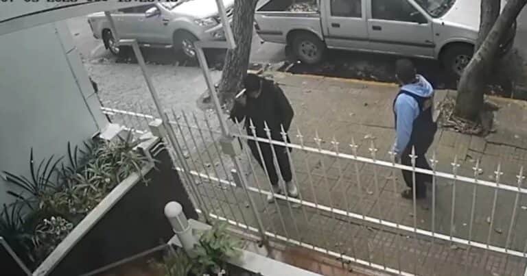 Investigan a falsos policías que intentan entrar en casas a pocos metros de la Gobernación en La Plata