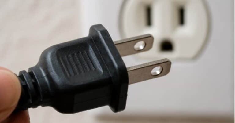 La función oculta de los agujeros en los enchufes eléctricos y por qué son importantes para la seguridad