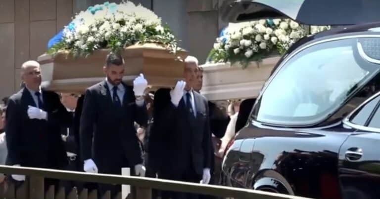 Más de 2.000 personas asistieron al funeral de Monica Mantefolcane y Giorgia Sommacal: el último adiós a la madre e hija que murieron en la tragedia de buceo en Maldivas