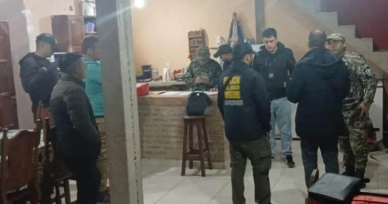 Desesperada búsqueda de un joven en Chaco: cuatro detenidos y un conflicto entre familias y policías