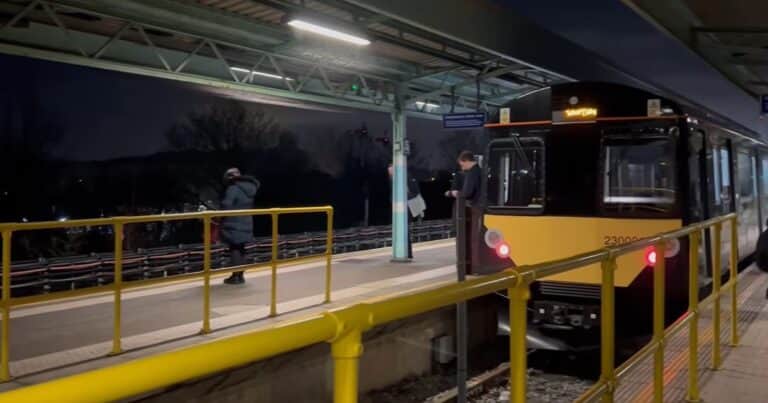 El primer tren británico a batería ya lleva pasajeros en Londres: tras más de 22 meses de prueba, recorrió más de 320 kilómetros con una sola carga y puede marcar el principio del fin para los ramales diésel