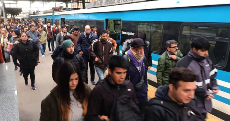El Gobierno aumentó las tarifas de colectivos y trenes: cuánto cuesta el boleto mínimo en el AMBA desde este lunes