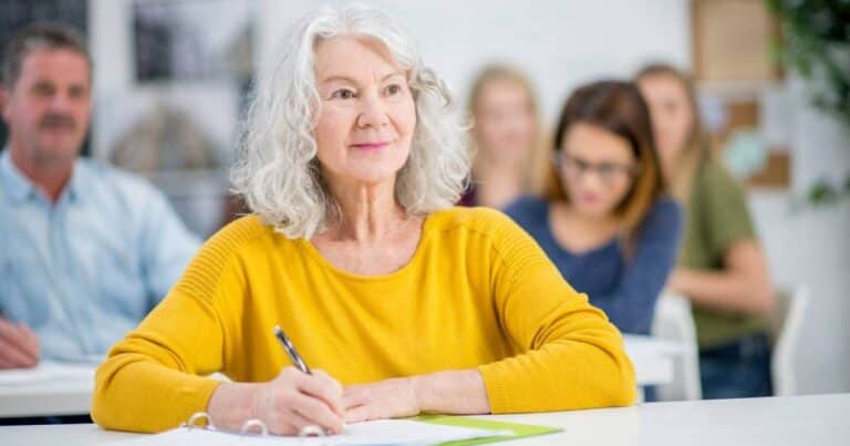 «Desde que voy a la universidad no me tomo ni una sola pastilla»: cómo es volver a clases después de los 60, 70 u 80 años