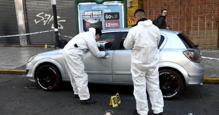 El misterio de las seis vainas servidas en Once: disparos de madrugada, un auto con sangre y ningún herido
