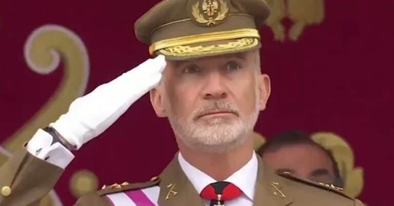 Video: se cayó la bandera de España en pleno desfile y así reaccionó el rey Felipe VI