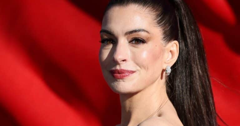 Anne Hathaway mostró el truco con «efecto lifting» que usa en las alfombras rojas y enfrentó a los haters: «Yo me transformo, mi amor»