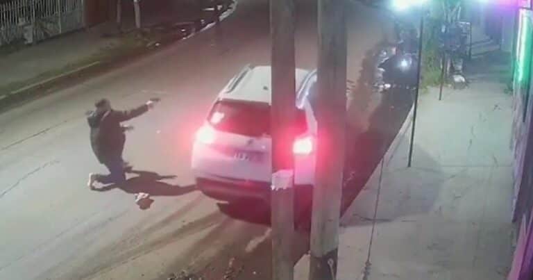 Conurbano violento: lo bajan del auto con un arma en la cabeza para robarlo, pero era policía y los repelió a tiros