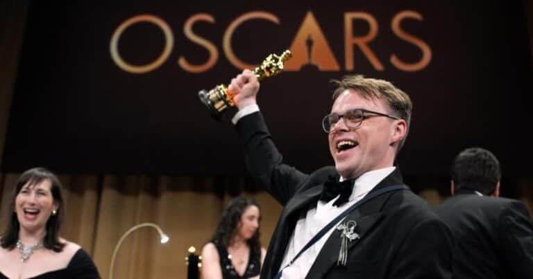 Le dijeron que su premio Oscar podía ser un arma, lo despachó y desapareció en el vuelo Nueva York-Frankfurt
