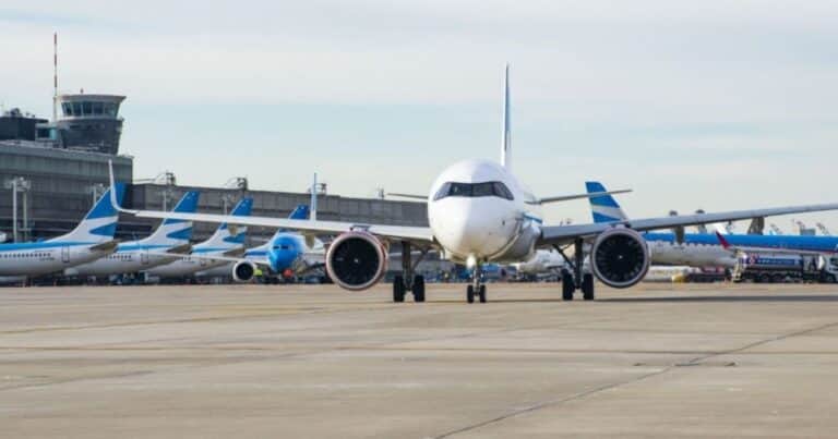 Malestar en las aerolíneas por la suba de los pasajes a fin de mes: cuánto aumentarán los vuelos de cabotaje y los internacionales