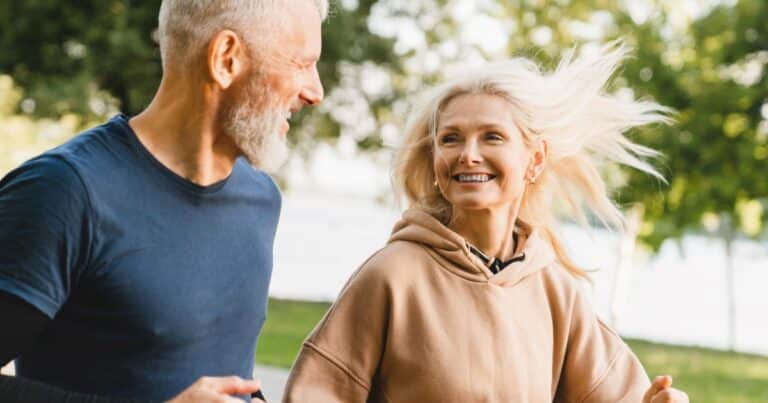 Caminar unos minutos después de comer: por qué puede mejorar energía, digestión y bienestar