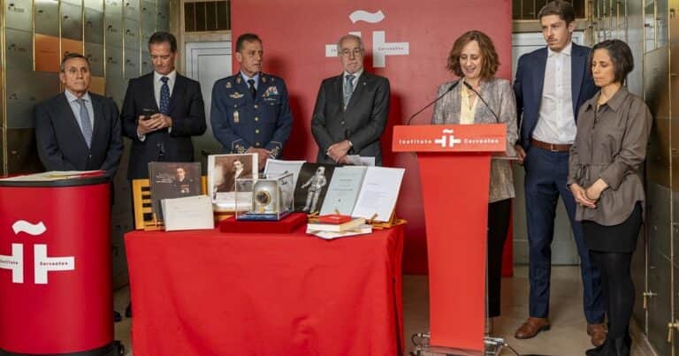 ¿Qué hace una escafandra precursora del traje espacial en la Caja de las Letras del Instituto Cervantes?