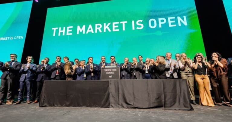 Orrego tocó la campana del mercado bursátil de Toronto, que quiere financiar a la minería