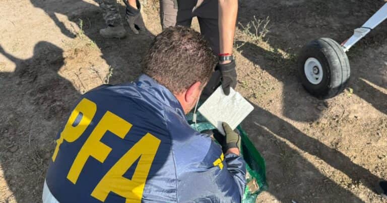 Golpe al narcotráfico en Santa Fe: desmantelan una red con ayuda de la DEA y secuestran 400 kilos de cocaína que llegaron en avioneta