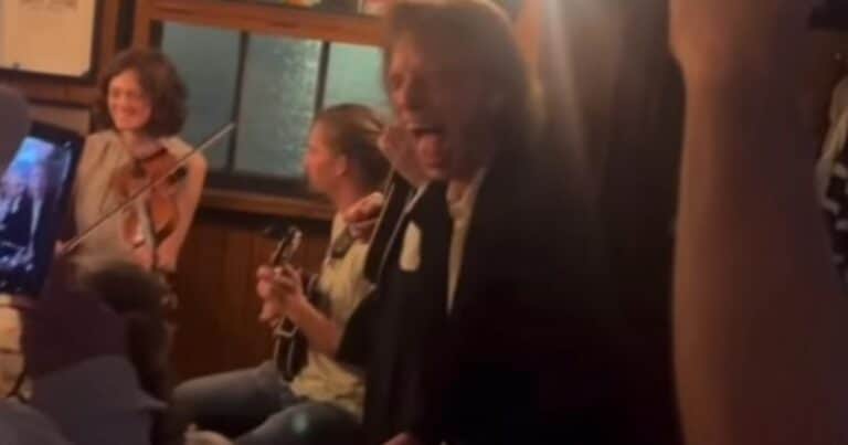 Mick Jagger apareció de sorpresa en un pequeño pub y dio un imprevisto mini concierto
