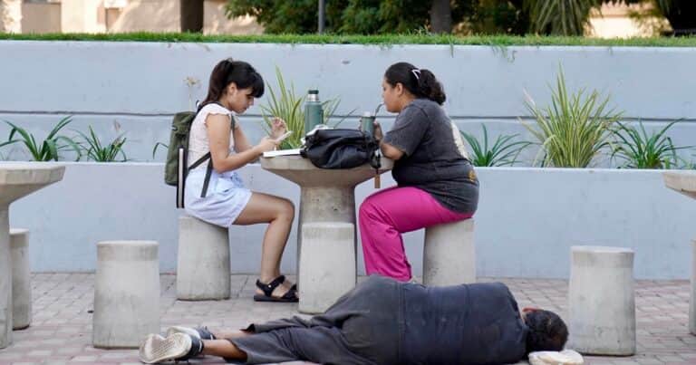 Ciudad: hay más pobres, indigentes y ricos, mientras se achica la clase media