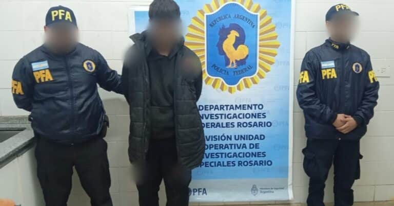 Dos detenidos por el crimen del policía Rodolfo Manfredi en Rosario: tenían tres armas, más de 150 balas y ropa con aparentes manchas de sangre