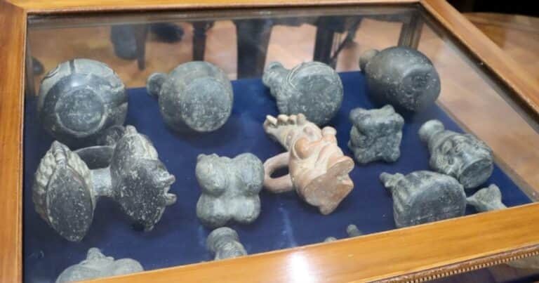 «Pie de momia» y manuscritos: devuelven más de 30 piezas arqueológicas y culturales a Perú que estaban de contrabando en Argentina