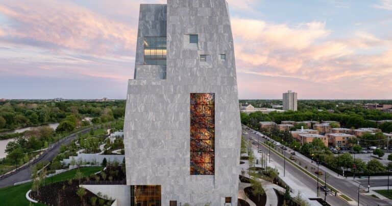 Por qué construyeron una torre de granito de 69 metros de altura para homenajear al expresidente Obama