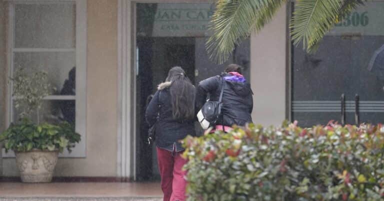 En una ceremonia íntima y bajo un estricto operativo policial, la familia y los amigos despiden a Agostina Vega