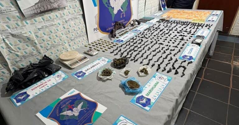 Cayeron tres dealers con antecedentes que vendían droga en el oeste del conurbano: dos de los narcos sacaron armas y amenazaron a la Policía