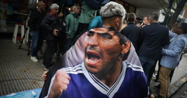 Declaró el médico Di Spagna en el juicio por la muerte de Maradona: «Vi a dos hijas con amor por su padre»