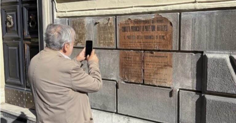 Aparecieron unos manifiestos bélicos de 1940 ocultos durante décadas tras una vitrina