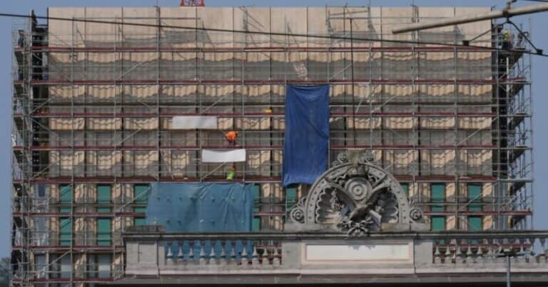 Les prometieron buenos sueldos y cobraron menos de 2 dólares la hora para construir un consulado de EE.UU.