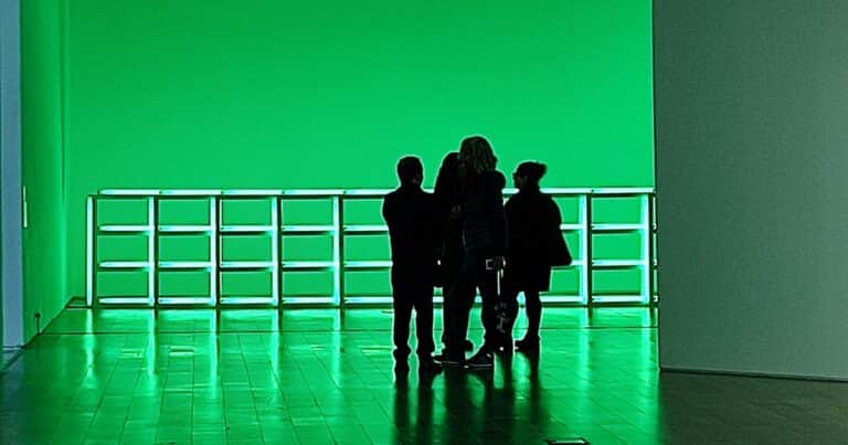 Dan Flavin en Malba: el artista que transformó tubos fluorescentes en obras maestras del minimalismo