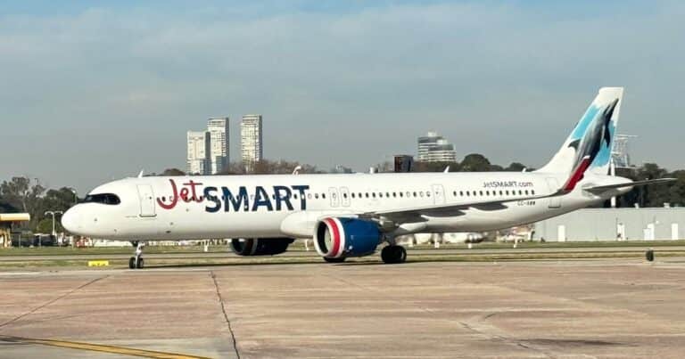 No quiso pagar exceso de equipaje, se coló en el avión y mordió a una policía cuando la fueron a detener