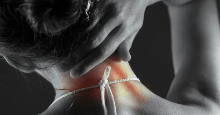 “Empecé a temblar hace siete años, nadie sabe qué es la distonía hasta que le afecta”: el trastorno neurológico que fuerza el cuello a girarse sin control