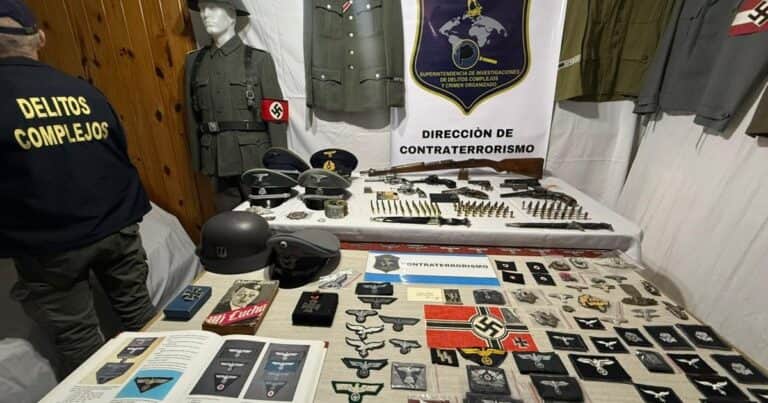 Uniformes nazis, armas e insignias con esvásticas: detuvieron a un hombre que comercializaba por redes sociales parafernalia del Tercer Reich