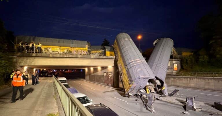 Choque de trenes en Múnich: un muerto y vagones caídos sobre la calle tras una colisión en un puente