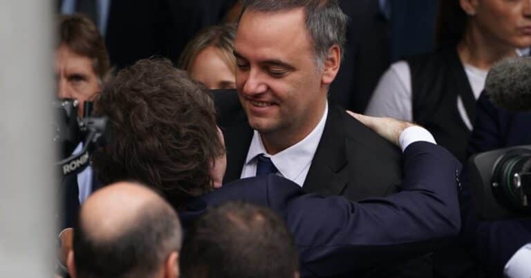 Milei avaló a Adorni con un reposteo en redes, pero crece la presión interna para que se vaya