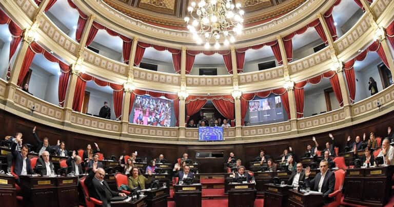 Con gritos, cruces y cortes de micrófono, la interna del PJ se coló en la primera sesión del año en el Senado bonaerense