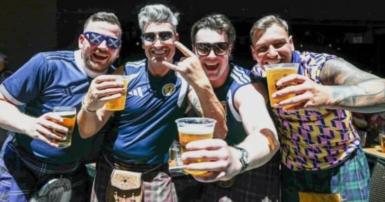 Los hinchas ingleses y escoceses están dejando sin cerveza los bares de EE.UU.