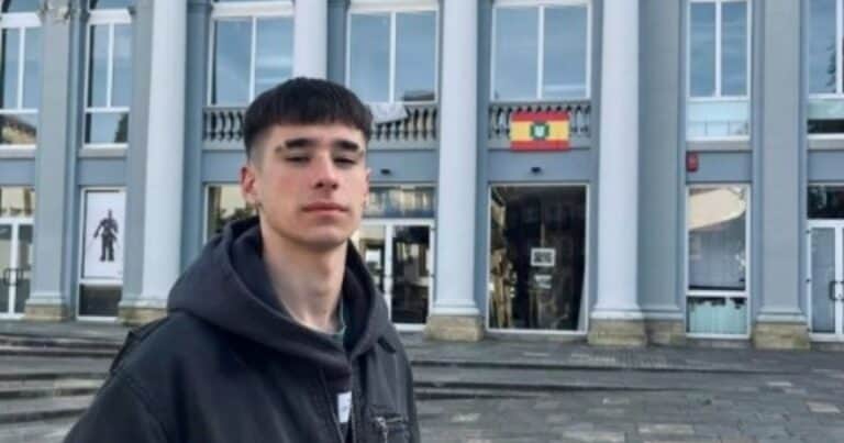 Aarón Martínez, el adolescente de 16 años que hace arte con un boli Bic: “En mi estética predominan las esculturas griegas”