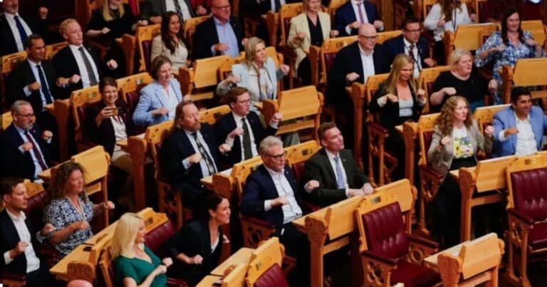 Los diputados del Parlamento noruego hicieron la «remada vikinga» en plena sesión