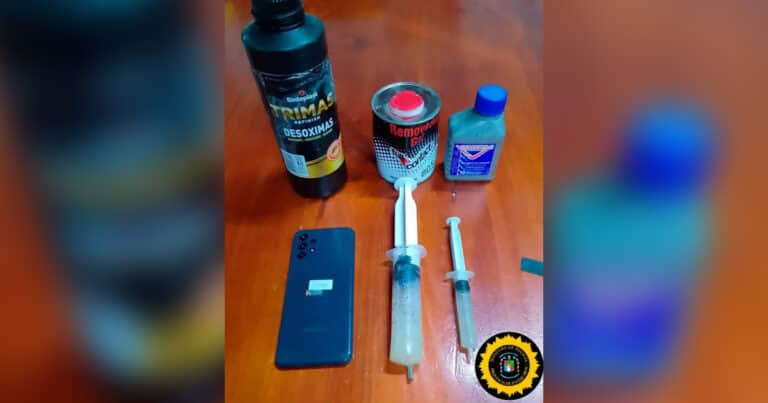 Se enojó con un familiar, atacó su auto con jeringas de ácido y lo detuvieron en su casa con un revólver cargado