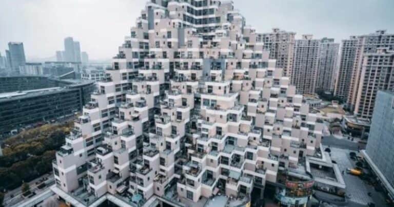 Ya es una atracción turística el increíble edificio de departamentos con forma de pirámide