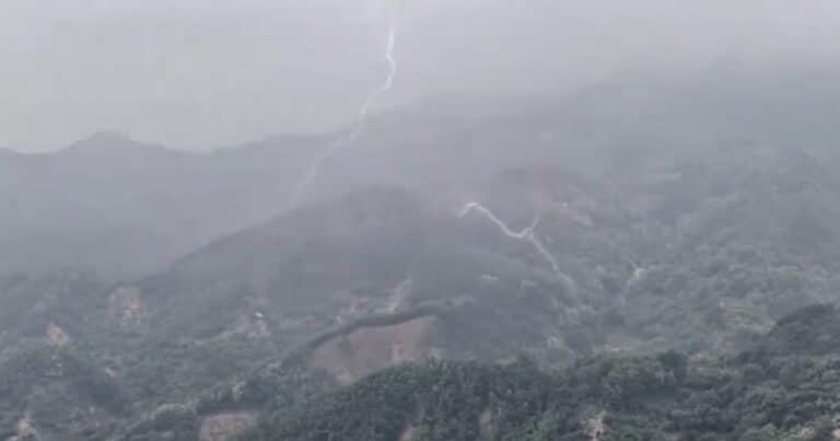 Un video muestra los extraños rayos y destellos que aparecen en una montaña