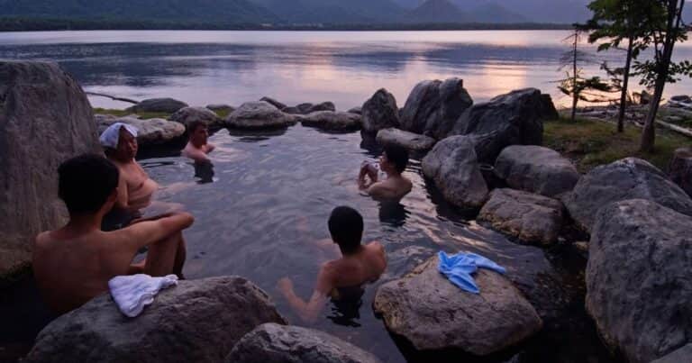 Desnudez obligatoria y tatuajes prohibidos: las reglas que sorprenden a quienes visitan las termas de Japón
