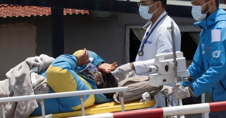 Milagro en el Everest: el guía nepalí Dawa Sherpa desapareció en la montaña, lo dieron por muerto y al sexto día apareció arrastrándose