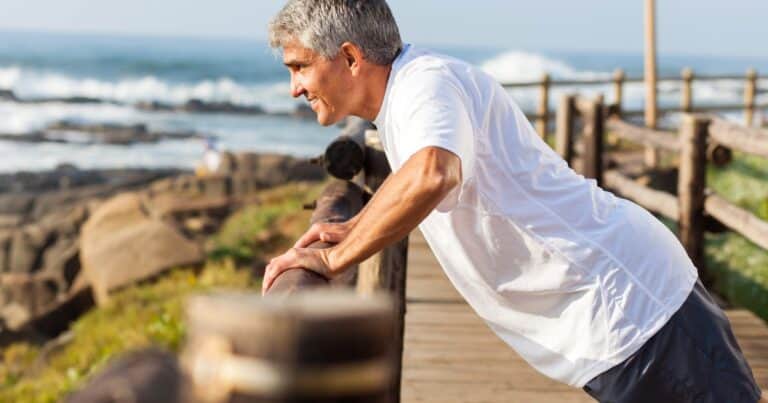 El cerebro hace un mayor esfuerzo para mantener el equilibrio con la edad, según un estudio