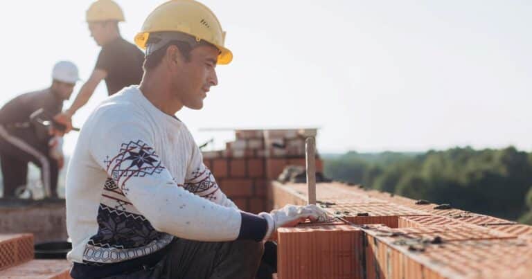 Santiago Carpintero, albañil: “El día de mañana vamos a estar solos y se va a ganar mucho dinero en la construcción”
