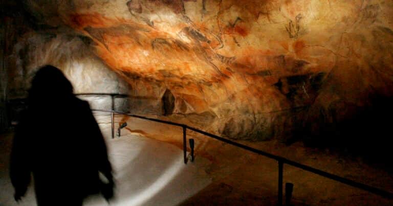 El secreto que usaban hace 14.000 años para entrar a cuevas oscuras: lo descubrieron en Italia